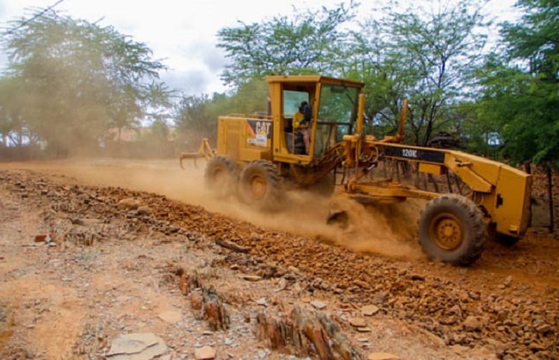 Prefeitura de Juazeiro intensifica serviços de patrolamento de estradas vicinais no Vale do Salitre