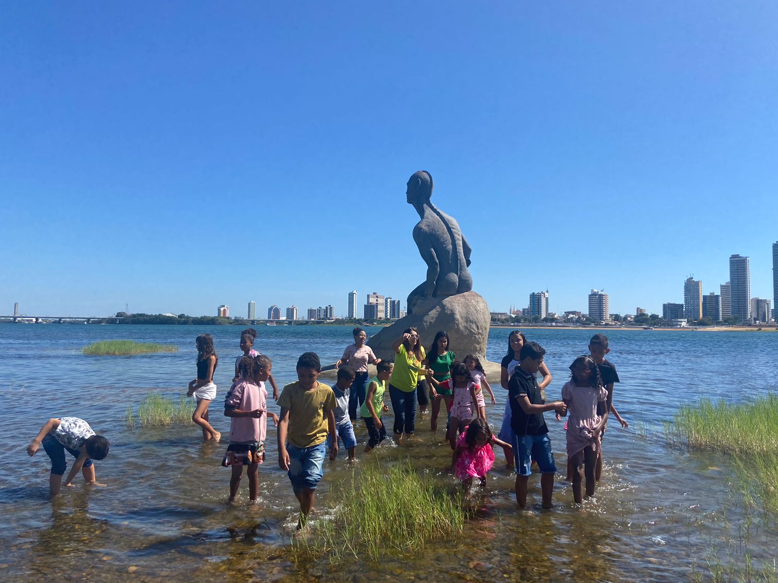 Juazeiro 145 anos: Prefeitura de Juazeiro leva crianças atendidas pelo CRAS para tour nos pontos turísticos da cidade