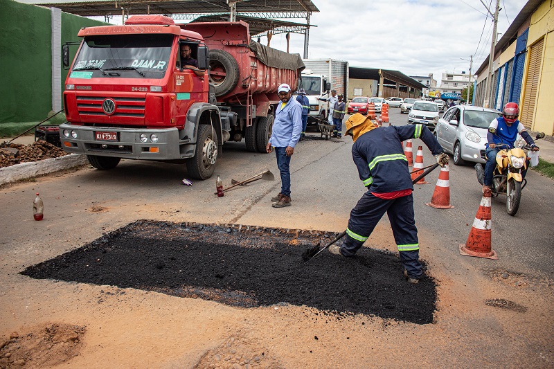 Prefeitura de Juazeiro segue realizando manutenção de vias urbanas com serviços de tapa-buracos   