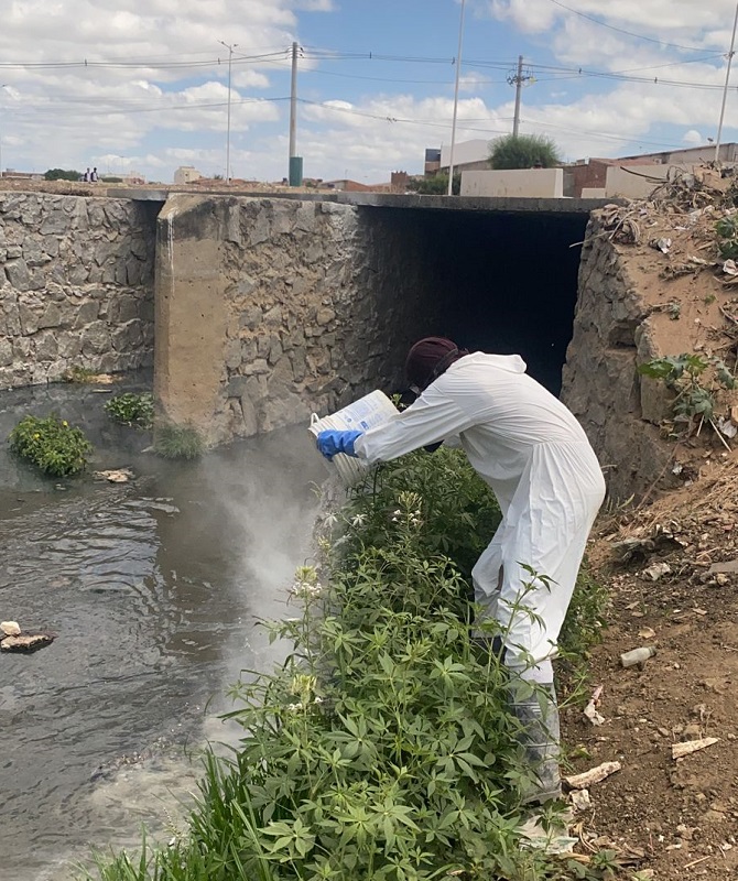 Prefeitura prossegue com aplicação de cal nos canais de Juazeiro