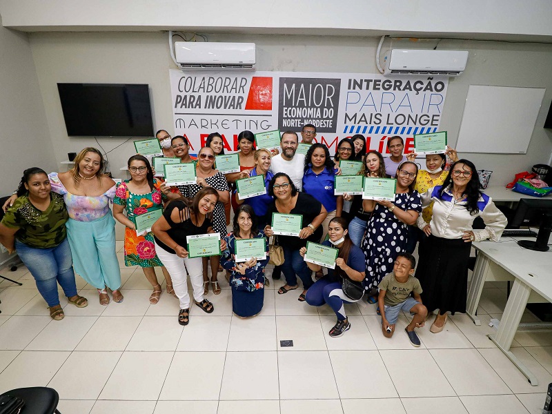 Concluintes do curso de Auxiliar de Serviços Gerais, realizado pela Prefeitura de Juazeiro, recebem certificados