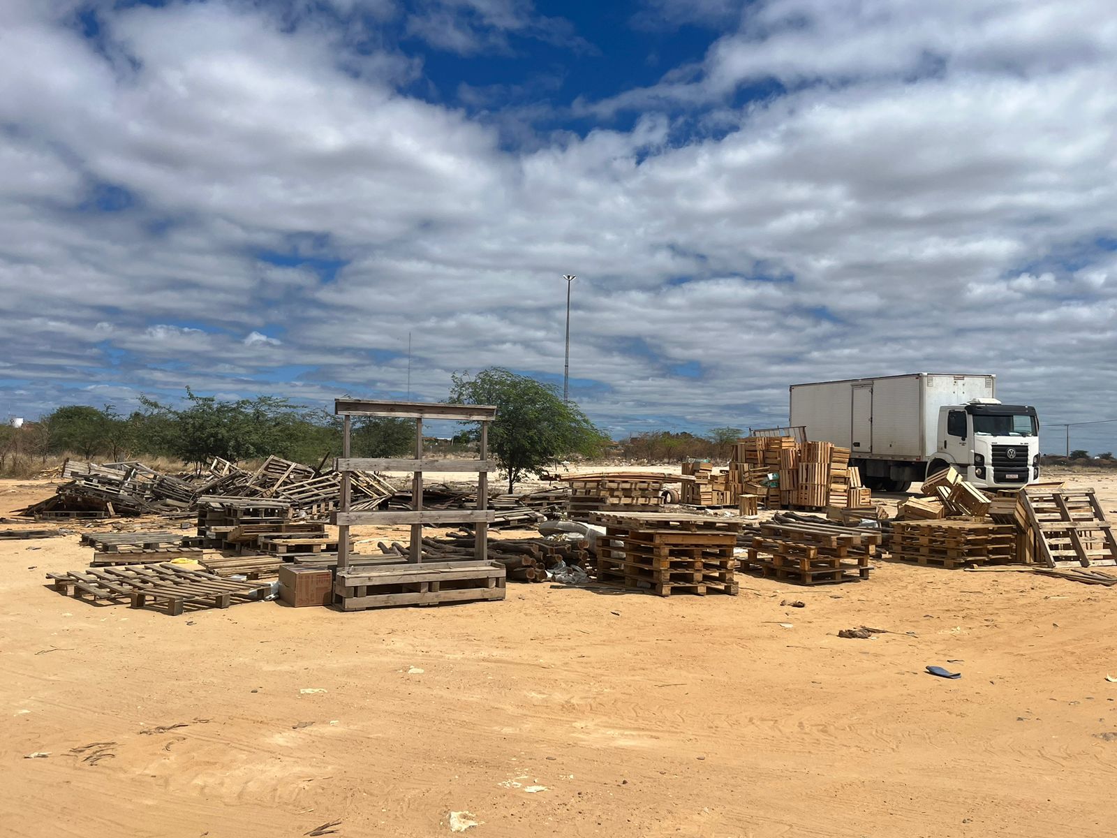 Prefeitura de Juazeiro realiza operação de ordenamento urbano nas margens da BR-407