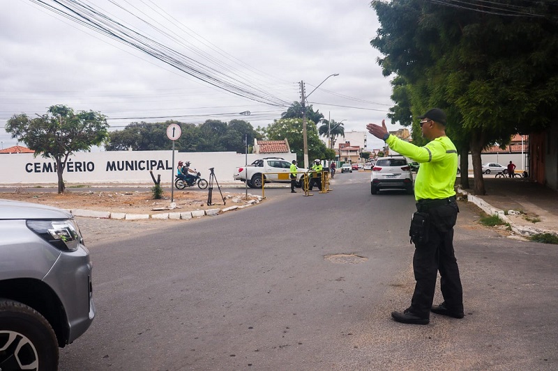 Equipes da CSTT atuam em vias que tiveram o trânsito modificado no entorno das obras da Travessia Urbana