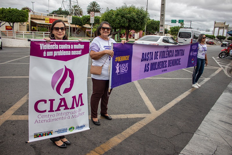 Agosto Lilás: Blitz educativa da Prefeitura de Juazeiro orienta condutores e pedestres para o fim da violência contra a mulher