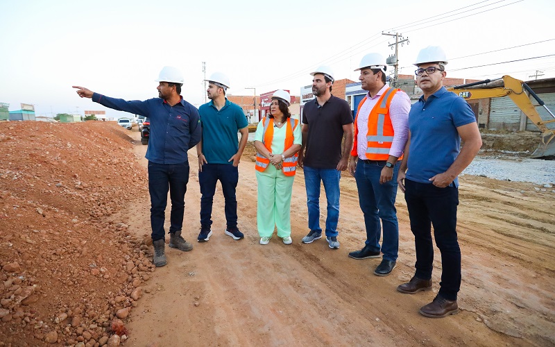 Prefeita Suzana Ramos e os deputados Adolfo Viana e Jordávio Ramos acompanham obras da Travessia Urbana