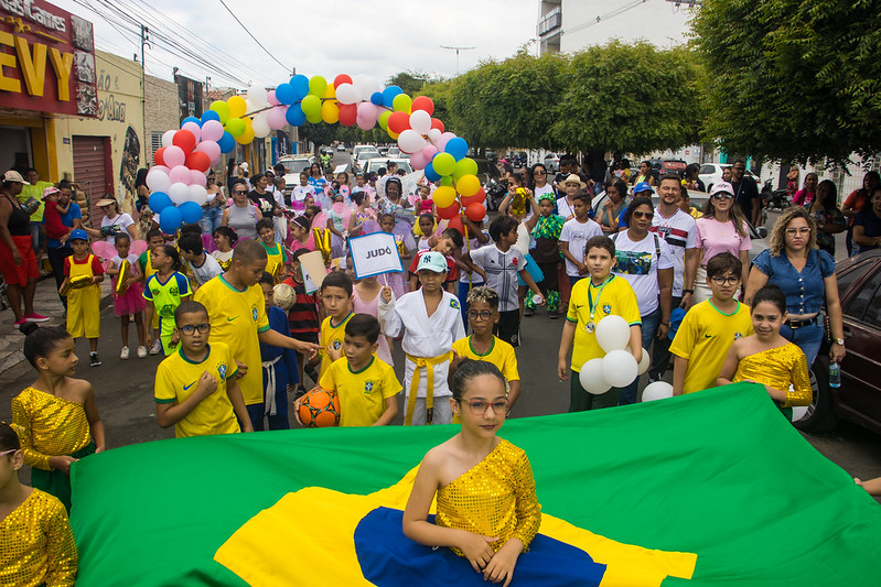 Desfiles cívicos de escolas municipais movimentaram Juazeiro neste sábado