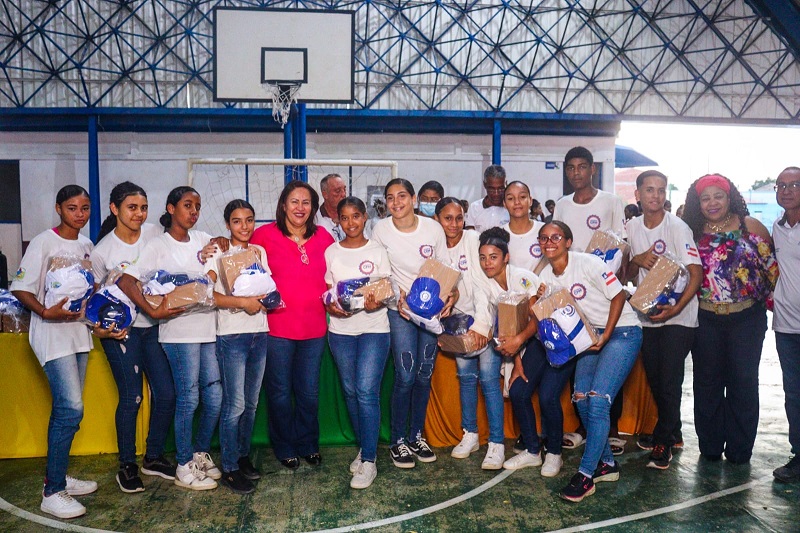 Com recursos próprios gestão Suzana entrega fardamento completo para estudantes do Caic