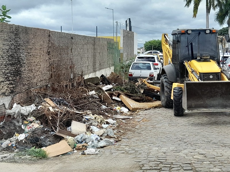 Prefeitura de Juazeiro leva Operação Cata Bagulho à mais quatro bairros e população aprova iniciativa