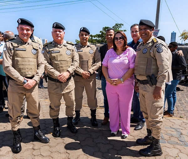Prefeita Suzana Ramos comemora entrega de novas viaturas à PM