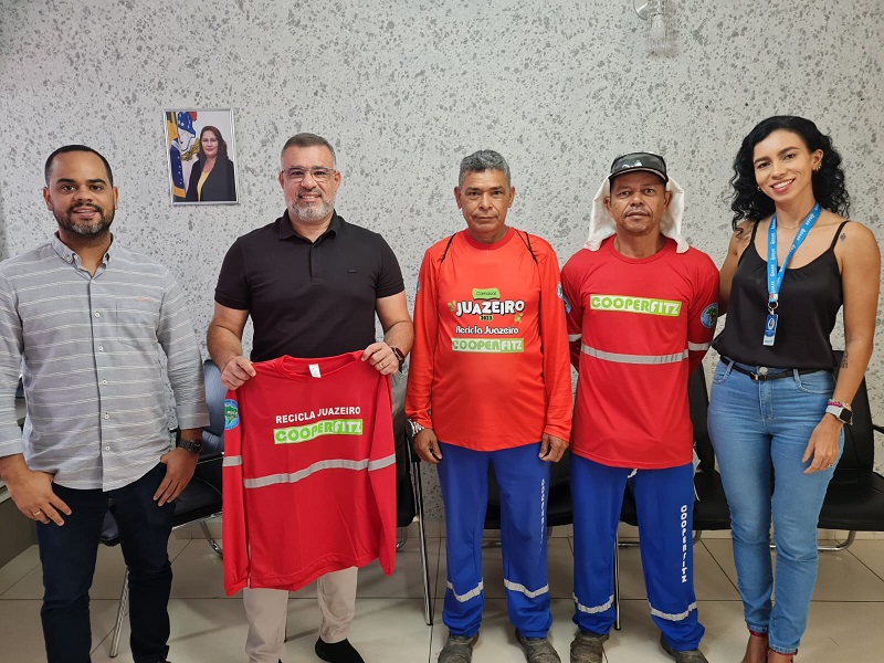 Gestão Suzana Ramos entrega novos fardamentos para integrantes da Cooperativa de Catadores de Materiais Recicláveis ​​de Juazeiro