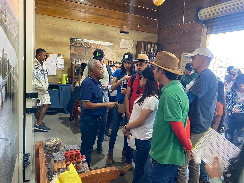 Mercado do Produtor de Juazeiro recebe visita de estudantes da Paraíba
