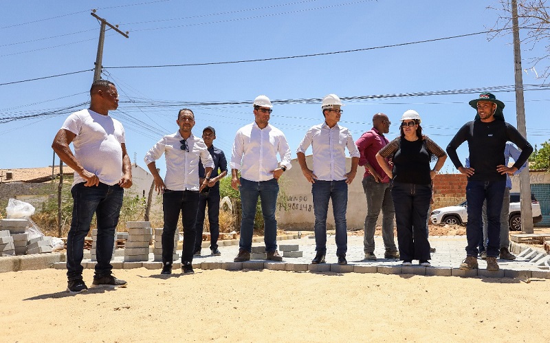 Prefeita Suzana Ramos acompanha obras de pavimentação no bairro Quidé e moradores agradecem   