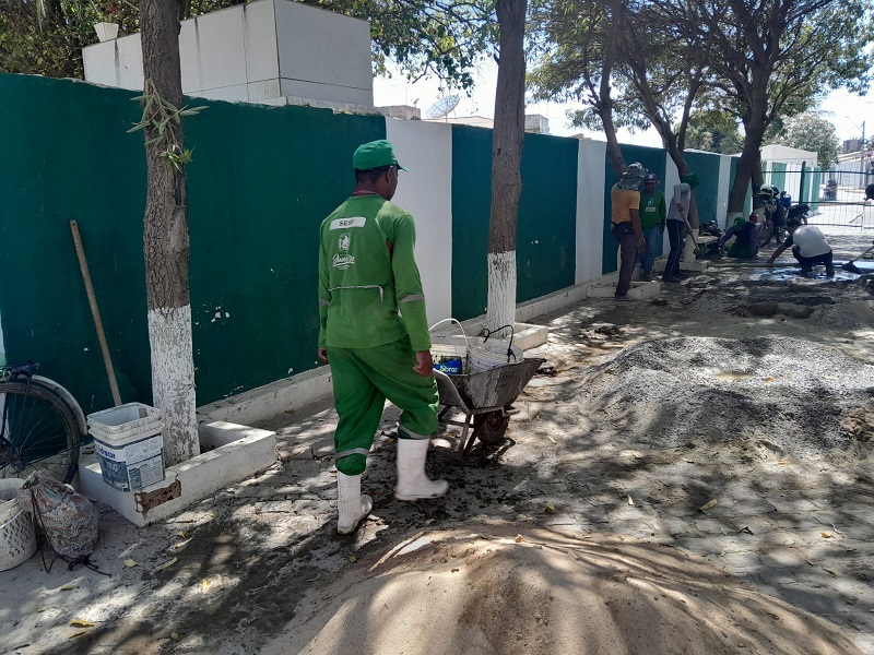 Prefeitura de Juazeiro leva serviços de limpeza para várias áreas da cidade
