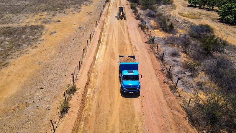 Prefeitura de Juazeiro recupera estradas nas comunidades de Maniçoba Velha, Itaparica e Cachoeirinha com serviços de patrolamento