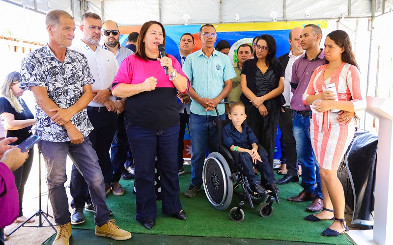 Com muita alegria e emoção, prefeita Suzana Ramos entrega 8ª casa adaptada do Programa Transformar