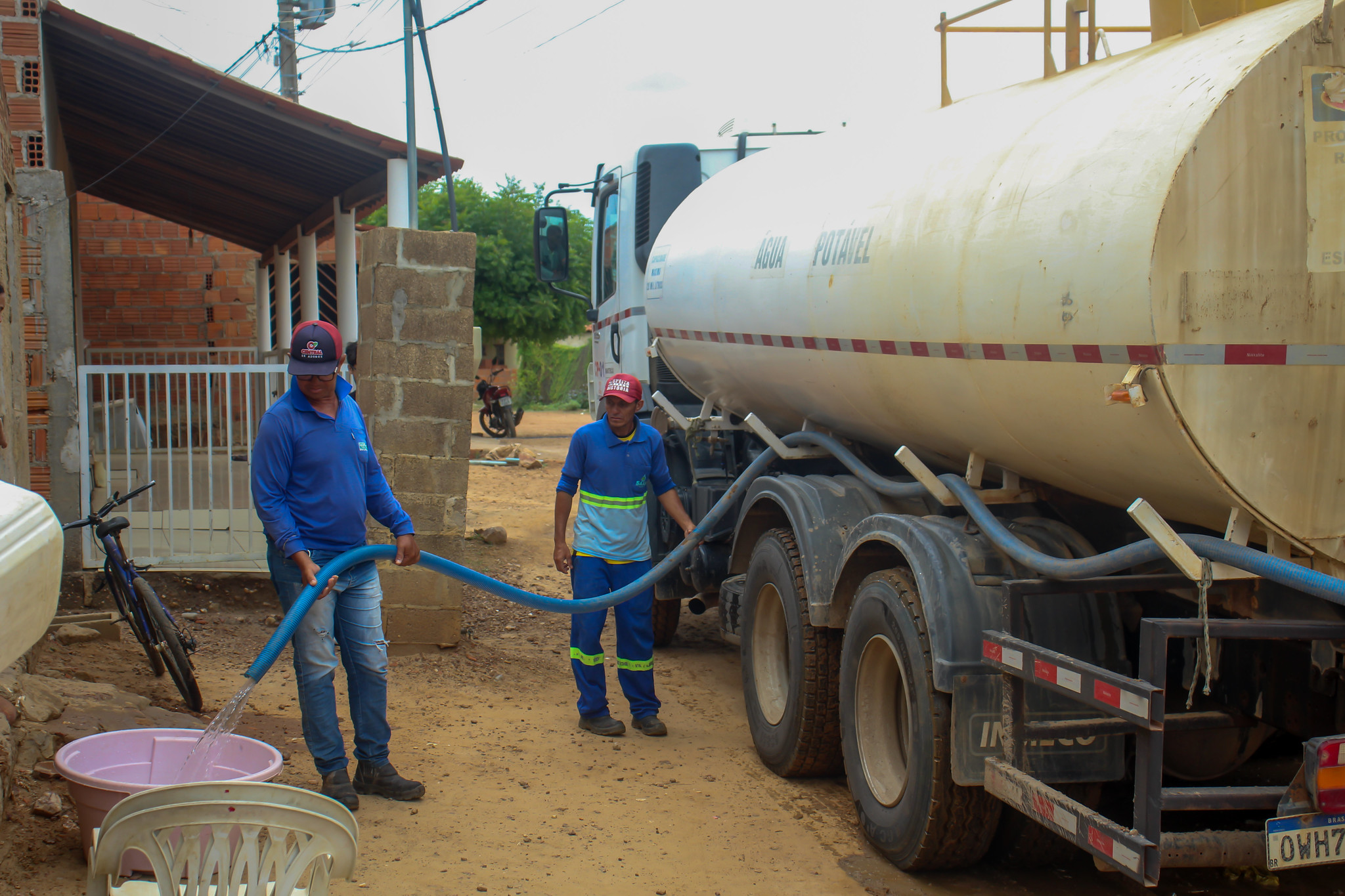 Prefeitura de Juazeiro abastece com carro-pipa comunidades onde surgiram peixes mortos