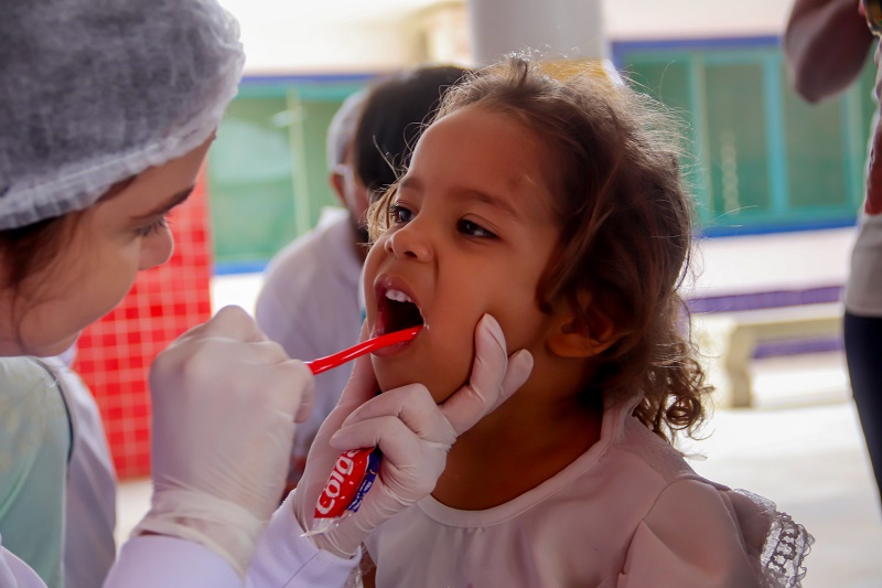 Prefeitura de Juazeiro leva programa ‘Um Sorriso do Tamanho do Brasil’ para crianças de escola no bairro Piranga