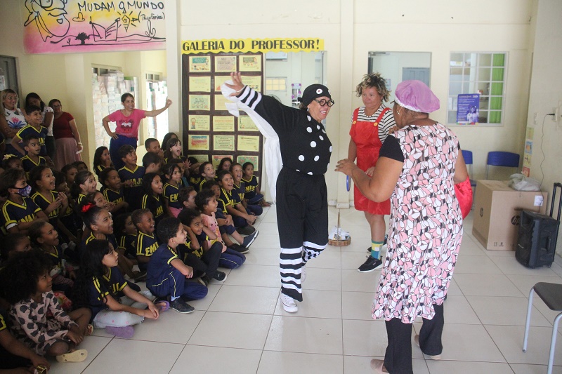Aprender brincando: Prefeitura de Juazeiro orienta crianças sobre cuidados para combater o Aedes aegypti com peça teatral