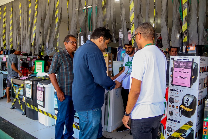 Em dia de Black Friday, Procon de Juazeiro fiscaliza estabelecimentos em operação para evitar práticas abusivas