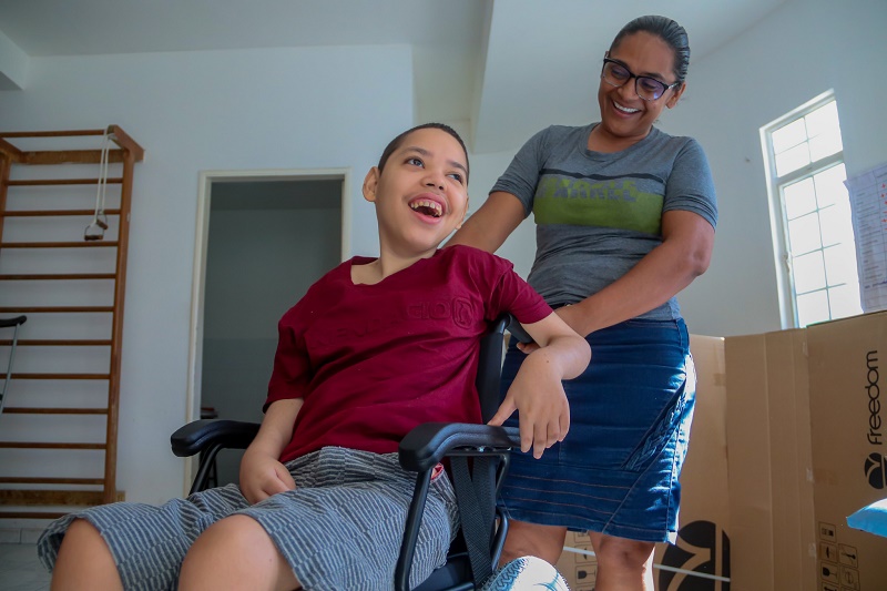 Pacientes cadastrados no Cerpris de Juazeiro recebem cadeiras de rodas e participam de ação de saúde bucal