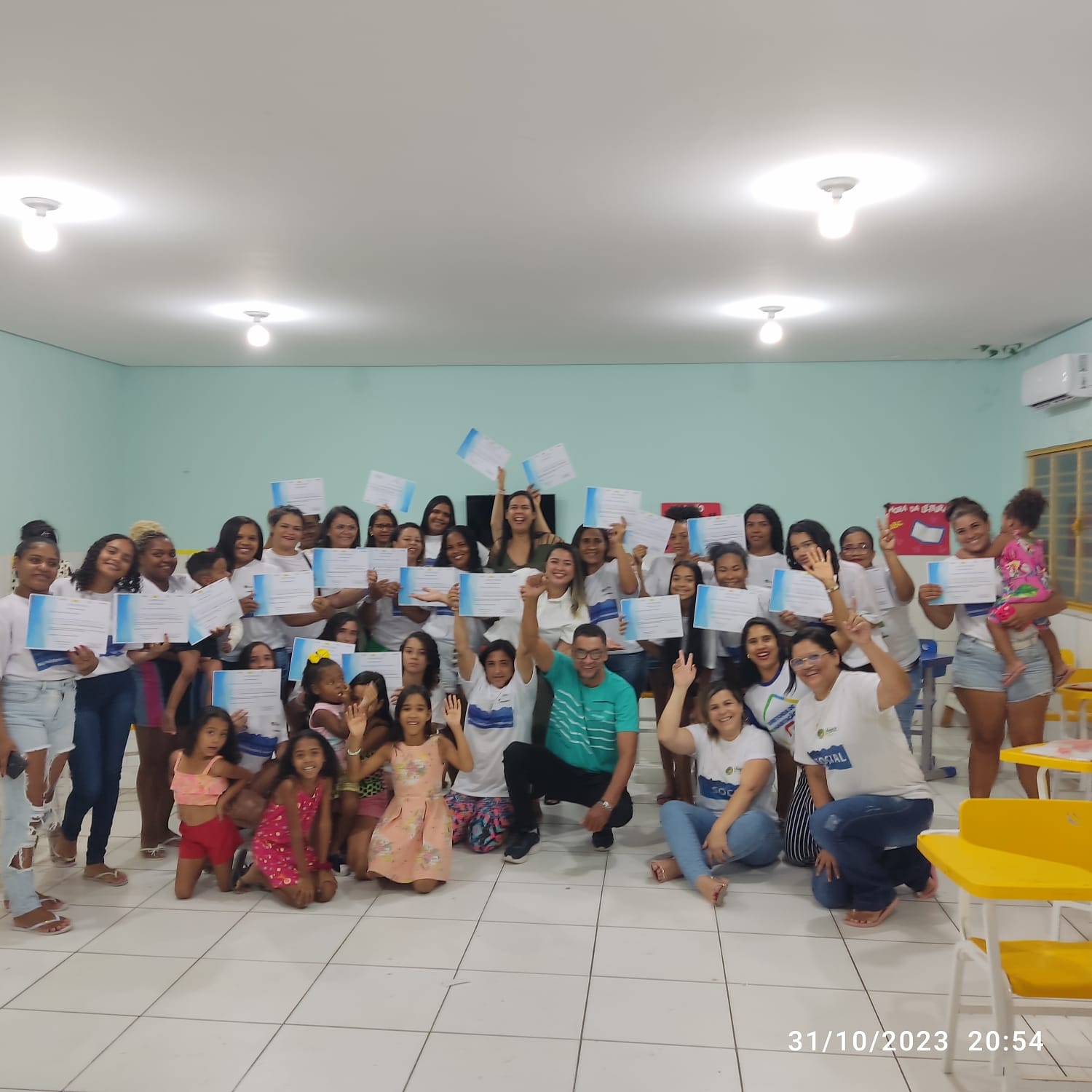 Prefeitura de Juazeiro entrega certificado de curso profissionalizante no Residencial Dr. Humberto Pereira I