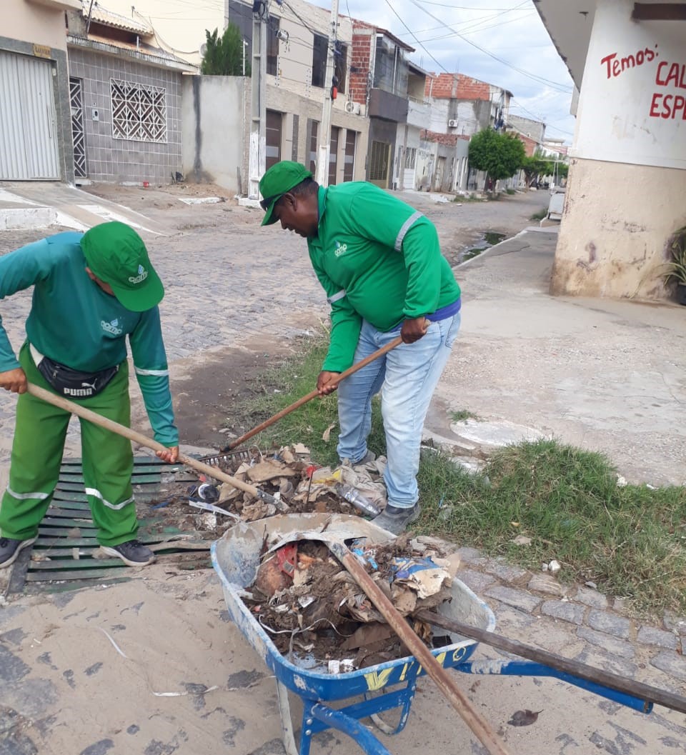 Prevenção: Prefeitura de Juazeiro segue com trabalho de limpeza de bueiros e canais visando o período chuvoso