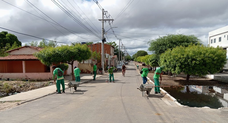 Prefeitura de Juazeiro mantém frentes de serviço em atividade em diversos bairros da cidade