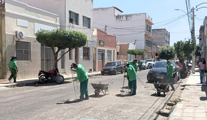 Prefeitura de Juazeiro reforça limpeza pública da cidade com ações intensas