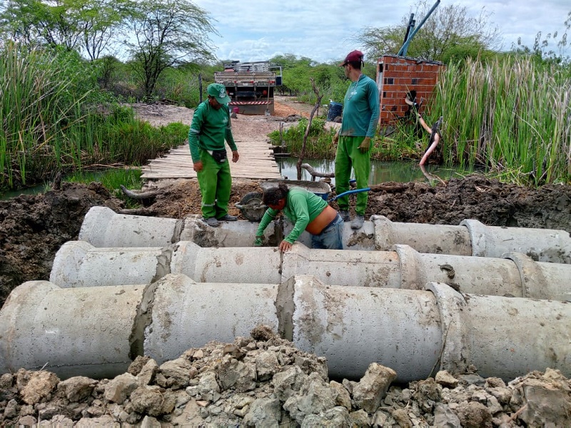 Prefeitura de Juazeiro melhora estrada vicinal em Maniçoba com patrolamento e instalação de manilhas onde antes era ponte de madeira