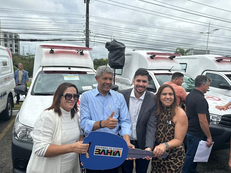 Prefeita Suzana Ramos recebe ambulância nova adquirida com emenda do deputado Jordávio Ramos
