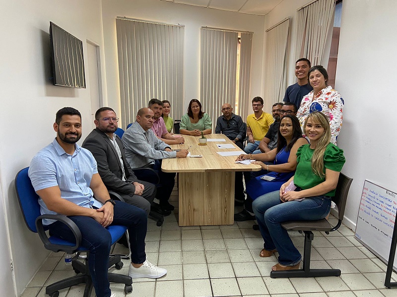 Prefeita Suzana Ramos e vice-prefeito Leonardo Bandeira se reúnem com equipe da Secretaria de Saúde para discutir estratégias de melhorias na pasta