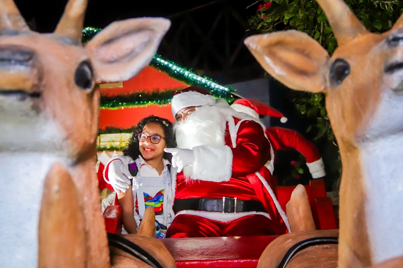 Em noite de emoção, Juazeiro recebe Papai Noel na Vila do Natal Iluminado na Orla II