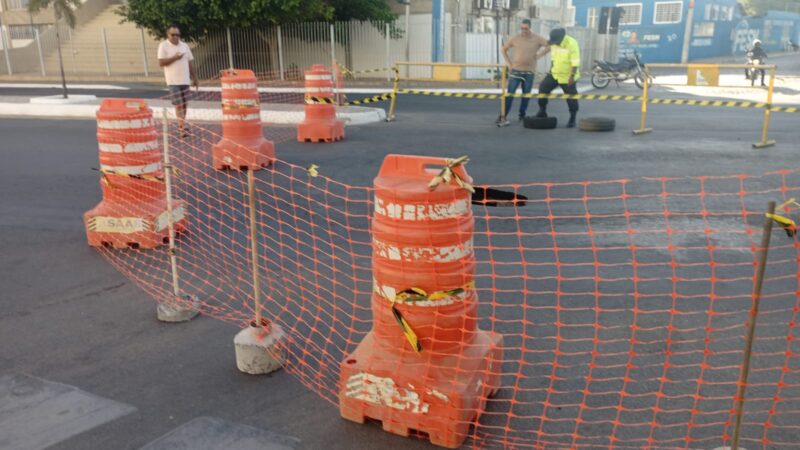 Trecho da Avenida Adolfo Viana é interditado para conserto emergencial do SAAE