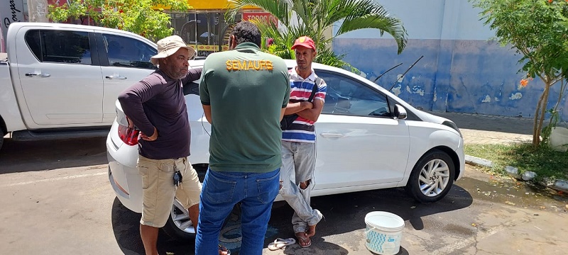 Semaurb orienta lavadores de veículos sobre proibição de atividade em vias públicas