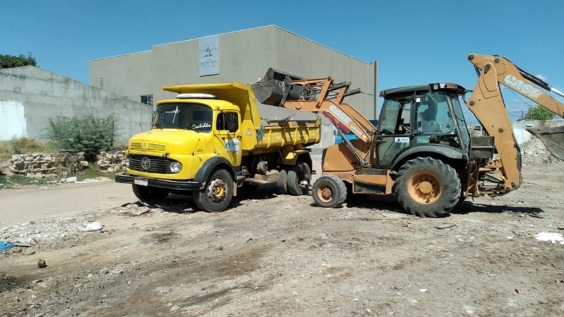 Em apenas uma semana, mutirão de limpeza promovido pela Prefeitura de Juazeiro recolhe 15 caçambas de resíduos sólidos em diversos bairros