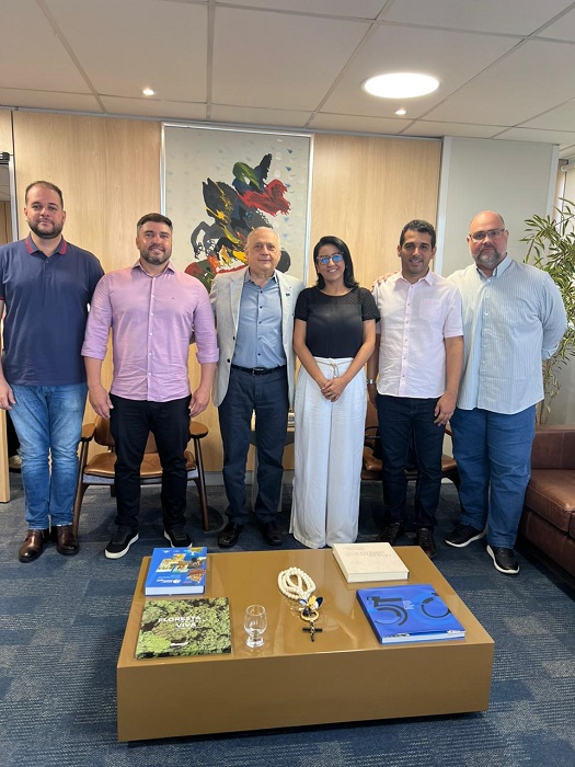 Vice-prefeito Leonardo Bandeira e secretários municipais se reúnem com representante do Sebrae Bahia para elaboração de novos projetos