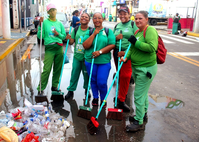 Carnaval de Todos: Com muita animação, bloco da limpeza invade as ruas logo cedo para deixar a Juazeiro limpa e organizada no pós-festa