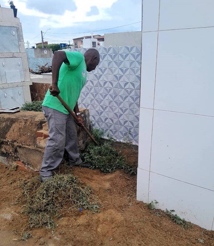 Com período chuvoso, Prefeitura de Juazeiro reforça cuidados diários nos cemitérios do município