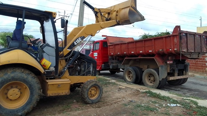 Prefeitura de Juazeiro intensifica retirada de resíduos sólidos em diversos pontos da cidade durante o período chuvoso