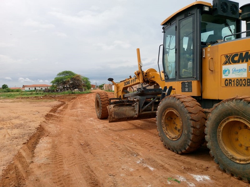 Prefeitura de Juazeiro realiza patrolamento e cascalhamento nos bairros Pedro Raimundo e Nossa Senhora das Grotas