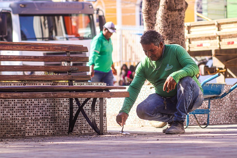 Prefeitura de Juazeiro revitaliza bancos da Praça da Misericórdia e calçadão da Benjamin Constant