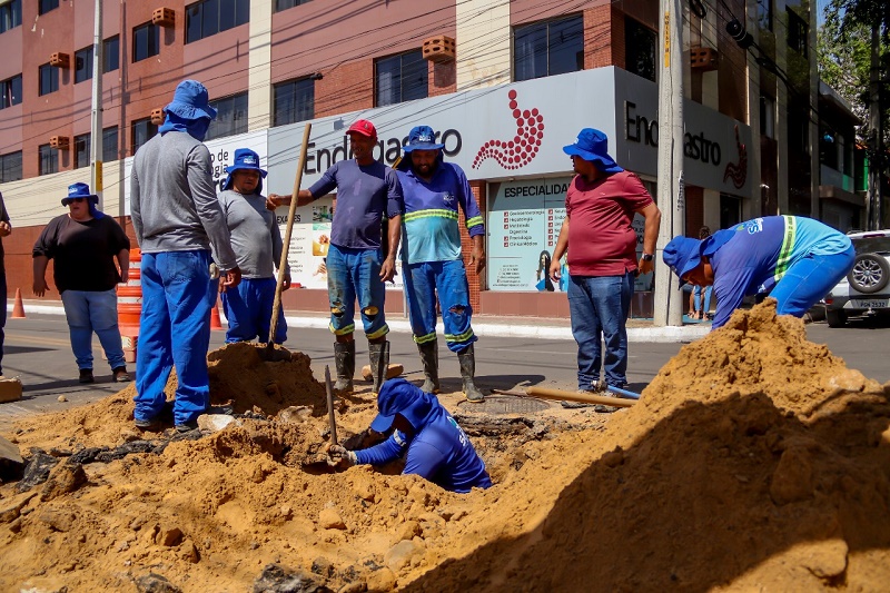 Trecho da Avenida Adolfo Viana é interditado para conserto emergencial do SAAE
