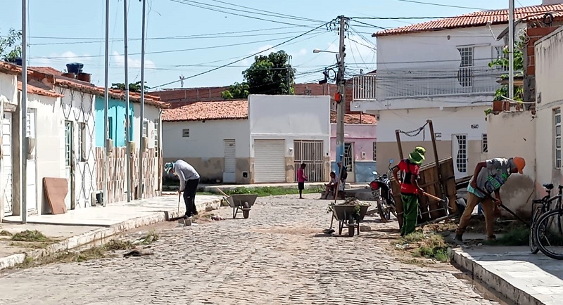 Cronograma de limpeza urbana beneficia diferentes bairros da cidade com serviços de varrição, capina e pintura de meio-fio