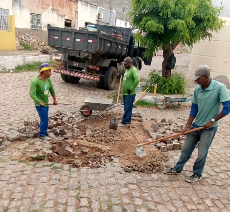 Prefeitura de Juazeiro recupera calçamento de ruas nos bairros Country Club, Maria Gorete e Coreia