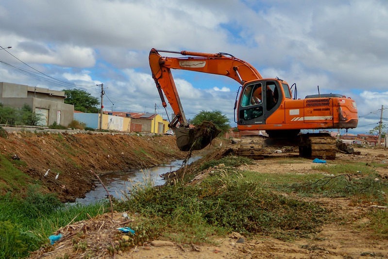 Juazeiro da Gente: Prefeitura realiza limpeza do canal de água pluvial nos Bairros Alto do Cruzeiro e Novo Encontro
