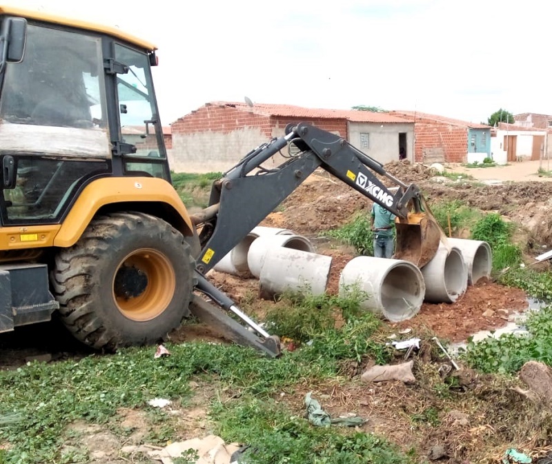 Prefeitura de Juazeiro instala manilhas na passagem do Riacho do Macarrão no bairro Nossa Senhora das Grotas