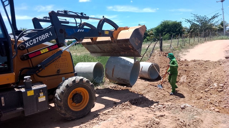 Gestão Suzana Ramos reforça patrolamento e instalação de manilhas em trechos importantes da cidade