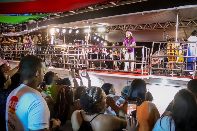 Axé, irreverência, alegria e entrega da chave da cidade a corte momesca marcam a primeira noite do Carnaval de Todos em Juazeiro