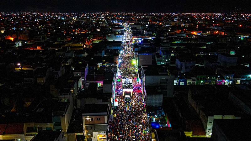 Multidão curte a segunda noite do Carnaval de Todos em Juazeiro