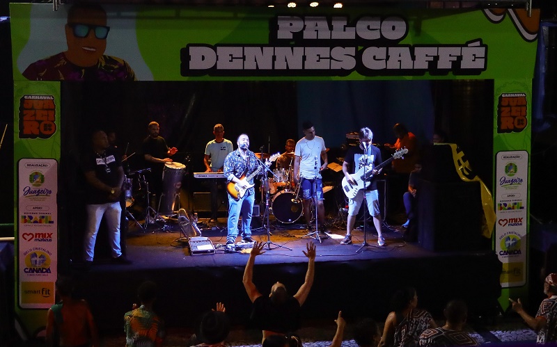 Palco Dennes Caffé valoriza artistas regionais e agita segunda noite do Carnaval de Juazeiro